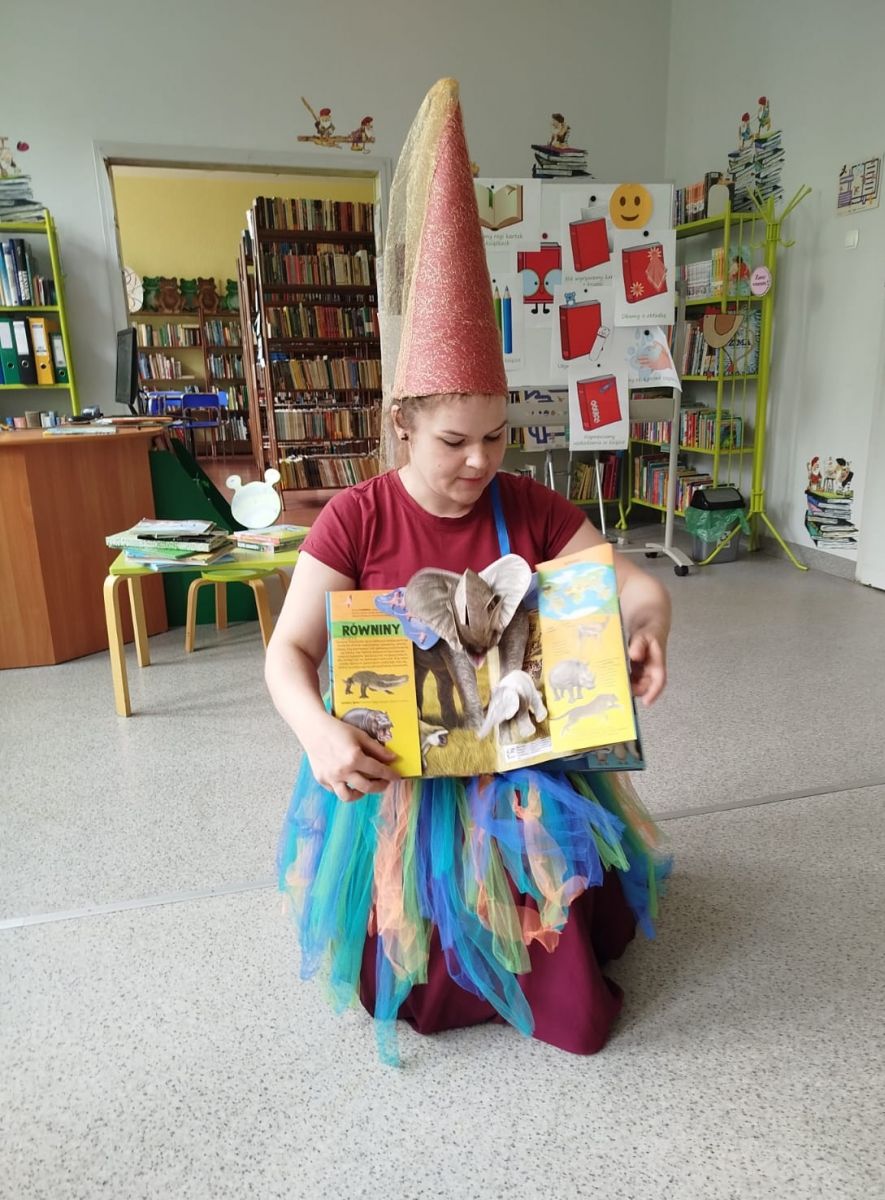 Wr&oacute;zka pokazuje dzieciom książkę pop-up.