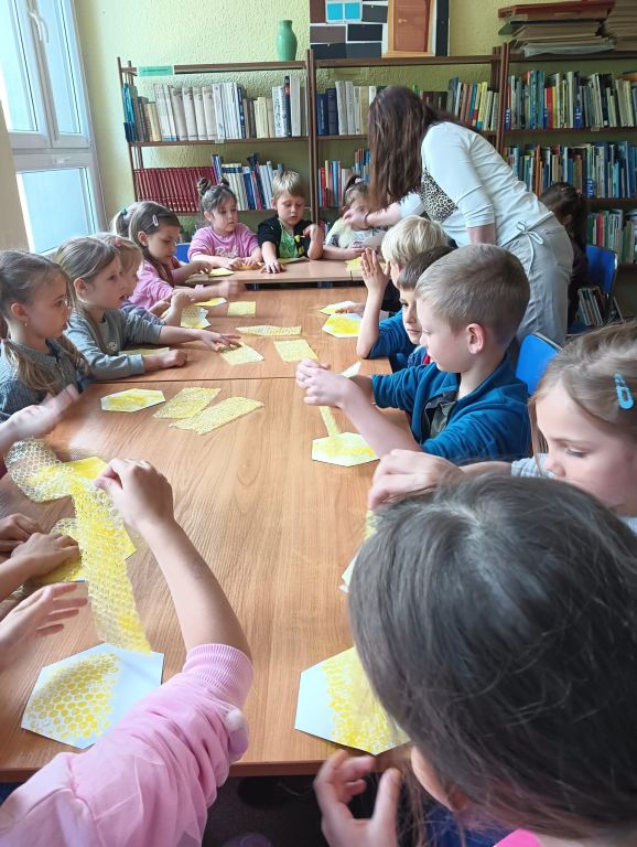 Dzieci wykonują pracę plastyczną