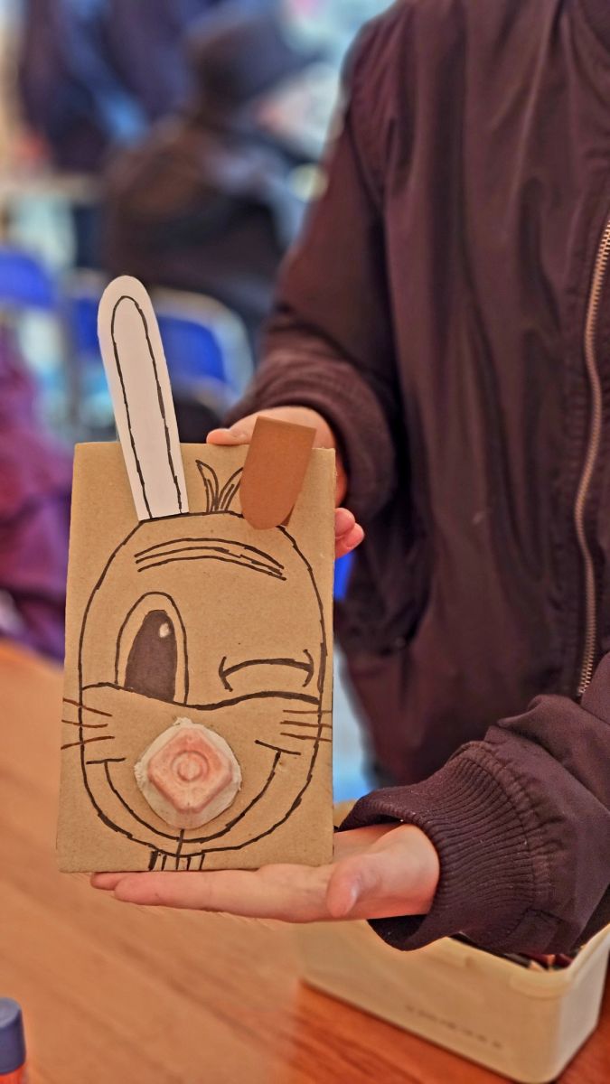 Praca przedstawiająca zająca z przymrużonym okiem