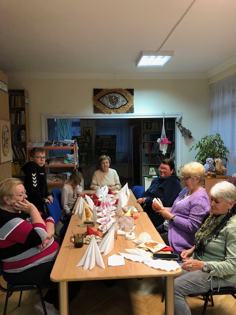 Uczestnicy warsztat&oacute;w składania serwetek uczą się tworzenia dekoracji świątecznych stoł&oacute;w